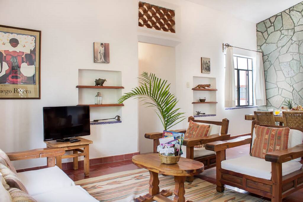 Villa Xochimilco es una casa de 100 mts2 con una recámara y dos camas matrimoniales, closet walk-in, baño completo, sala/comedor. Es ideal para una pareja o una pequeña familia. Se encuentra en parte posterior del conjunto y esta rodeada de vegetación madura/Villa Xochimilco is a 900 sqf one bedroom house. It is ideal for couples or a small family. It has two double beds, walk-in closet, full tile bathroom, dining and living areas. It is nestled in the back part of the property surrounded by lush vegetation.