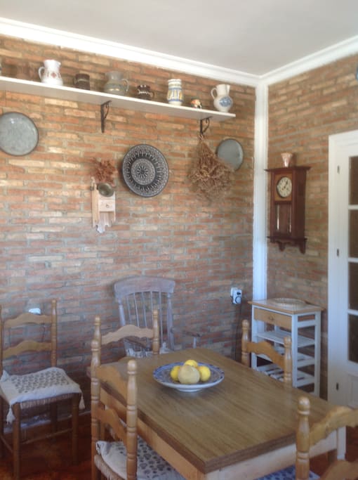 Amplia cocina con comedor.