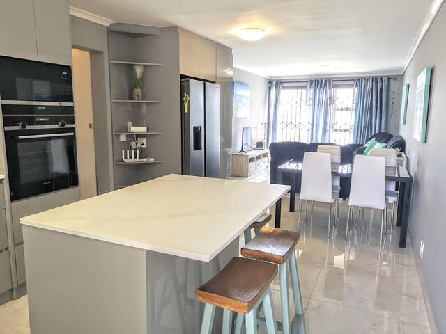 Self Catering 3 Bedroom Beach Front Apartment gallery image 2