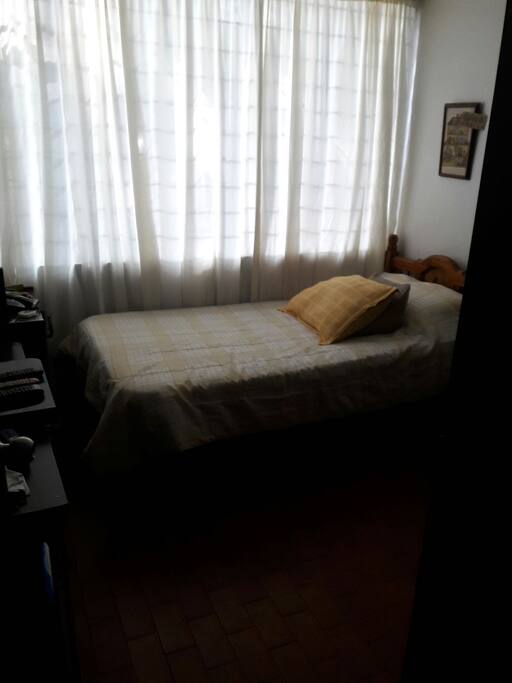 habitacion sencilla con closet y tv