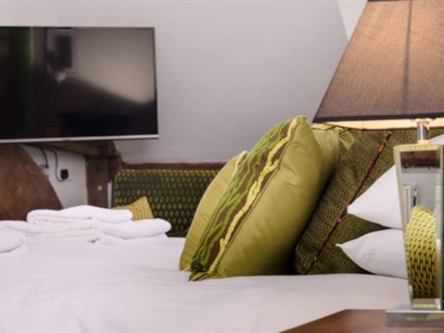 Relax in the wonderful Hypnos bed and watch the box.