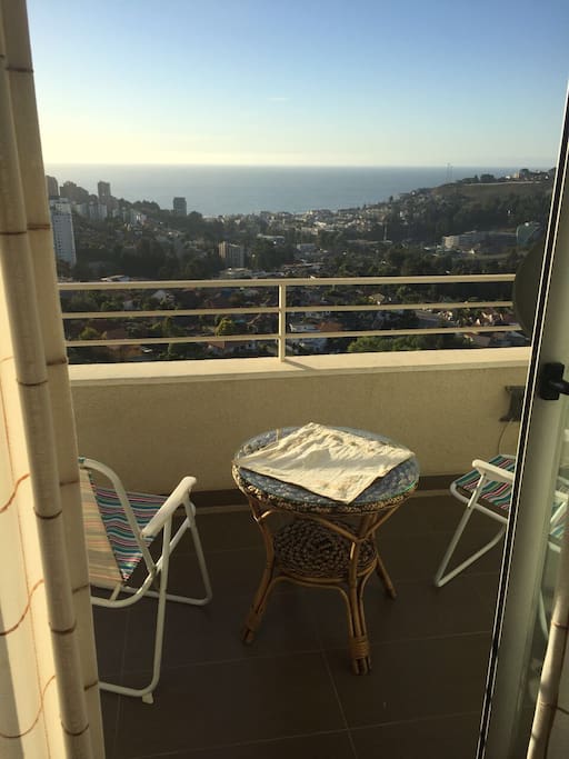 Atractiva terraza con vista al Océano Pacífico y al valle de Reñaca.