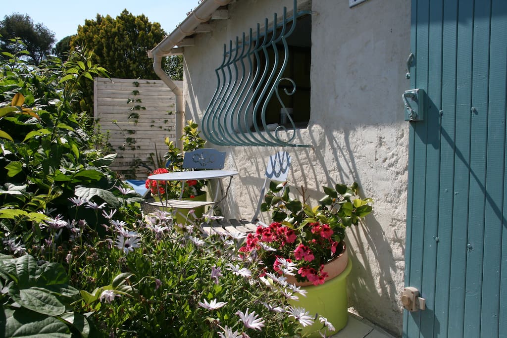 la petite terrasse idéale pour le petit déjeuner avec vue sur mer