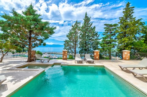 Apartment with a sea view, pool and lot extras(3c)
