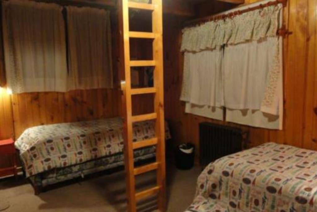 Habitacion planta alta
2 camas y salen de abajo 2 camas mas
Tiene baño privado la habitacion