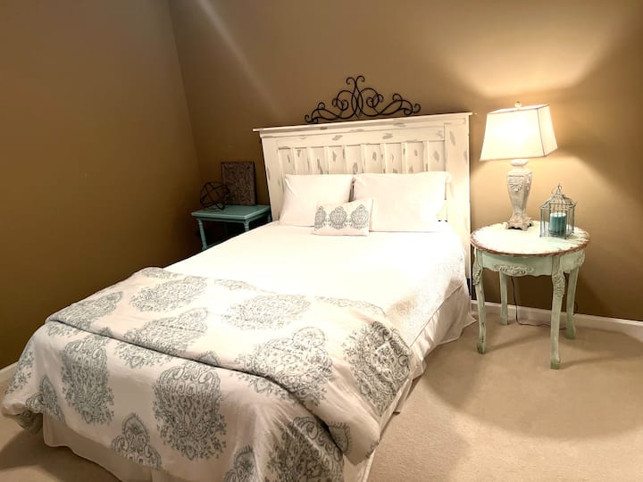 غرفة النوم رقم3 بسرير ملكي وخزانة ملابس