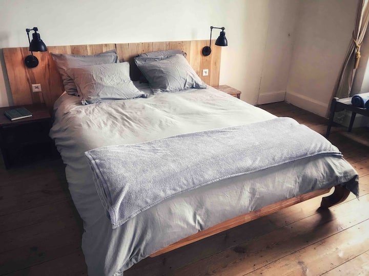 Izba č. 1. 
Priestranná 35 m2 s manželskou posteľou : 180 x 200 cm.

Ďalšia posteľ v tejto izbe poskytuje 2 extra x 90 lôžok (so skutočnými matracmi). Ideálne miesto pre malé deti.   

