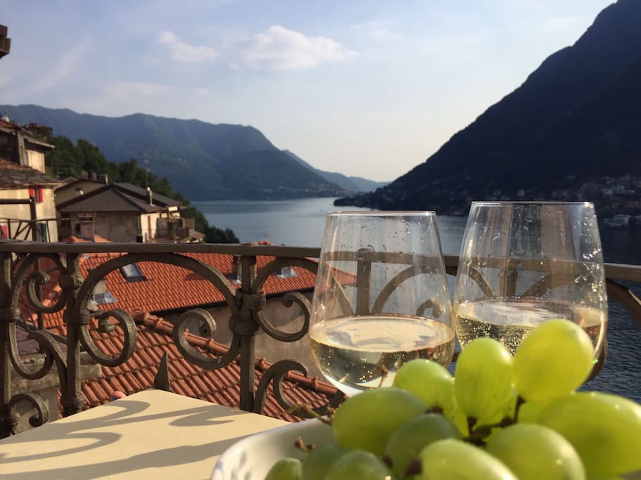 Aperitivo sul piccolo balcone/Aperitif