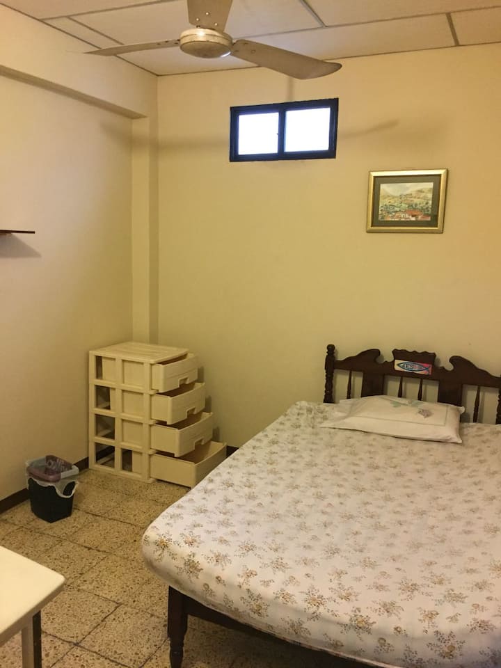 Dhoma #2 e pajisur: krevat dopio (flenë 1.5), dyshek, tavolinë pune, karrige, kosh plehrash dhe rroba të papastra, raft, ndriçim i shkëlqyer dhe qarkullim ajri natyral dhe ventilator tavani.