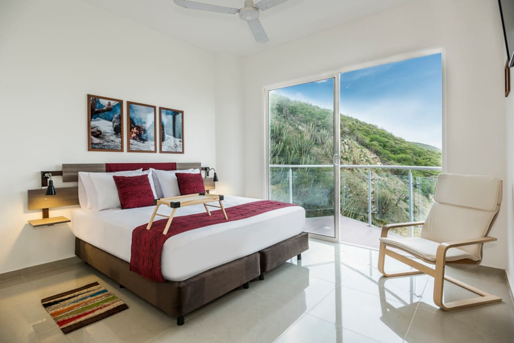Habitación principal, con balcón y vista al mar.