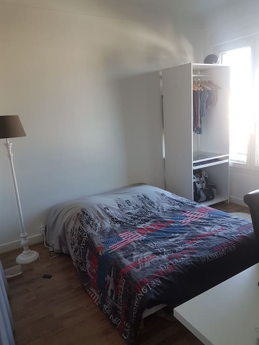Chambre avec lit double et salle d'eau