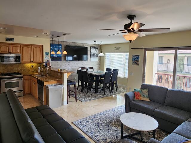 Beautiful By the Beach/King bed/AC/2 car garage gallery image 2