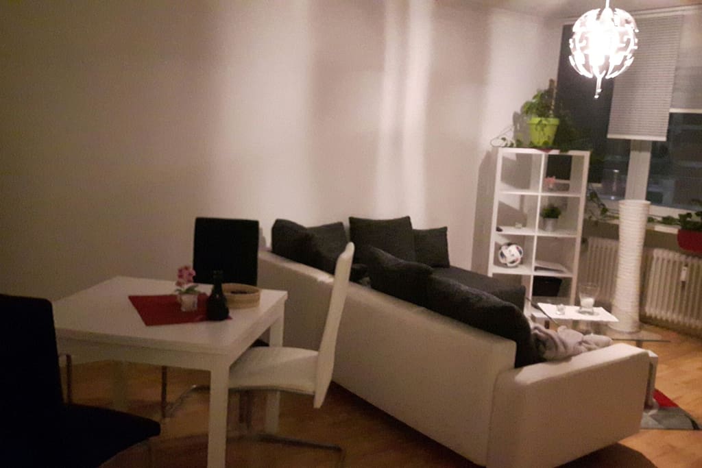 Wohnzimmer mit Esstisch und Couch