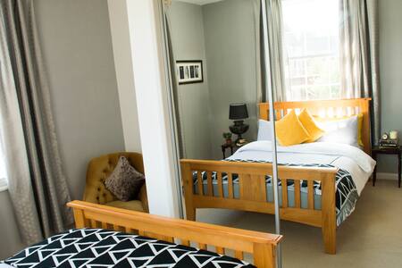 Characterful abode with city VIEW & FREE parking