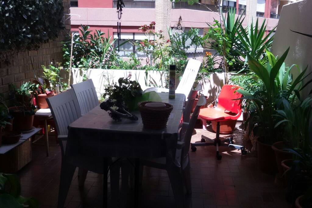Esta es la terraza al aire libre donde se podrá desayunar, comer o pasar ratos agradables cuando hace buen tiempo.