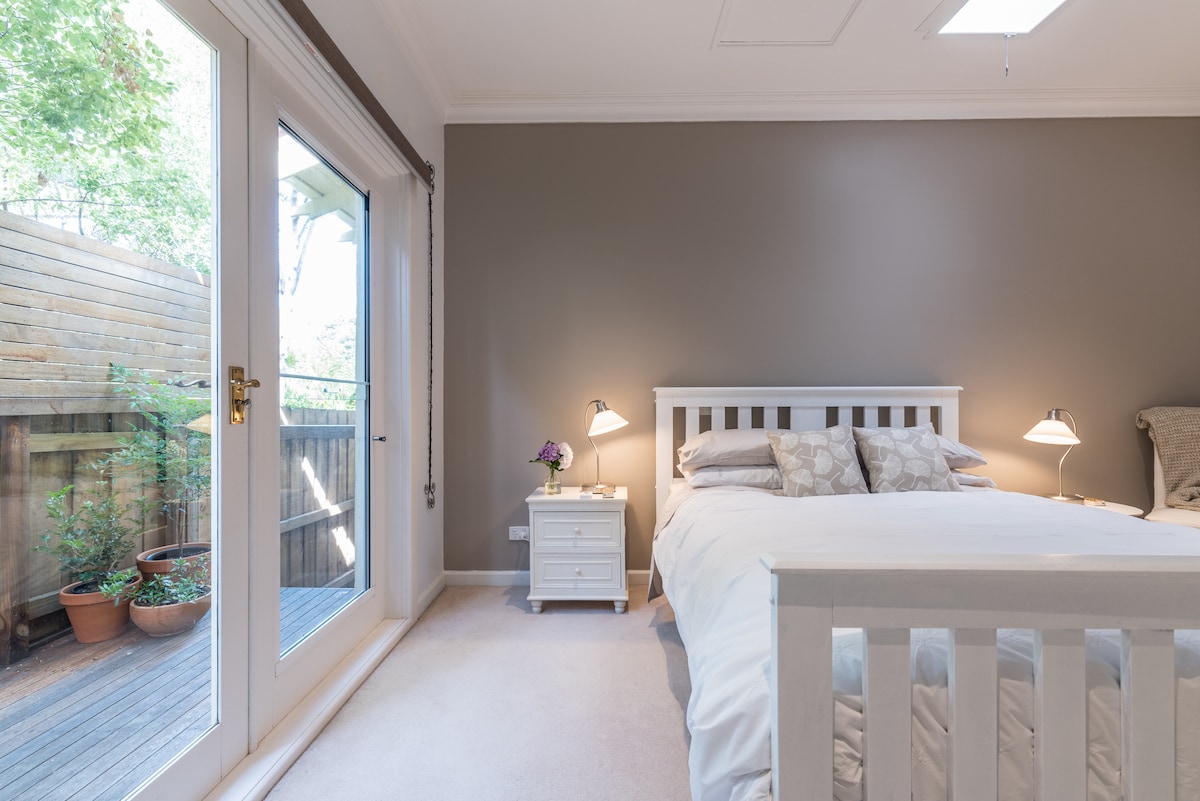 Veľká spálňa s francúzskymi dverami na malú terasu. Plne vstavaná skriňa s dostatkom priestoru na uloženie oblečenia/vecí počas vášho pobytu.