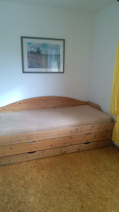 90X200 cm Bett, die Schublade unterm Bett lässt sich ausziehen.In ihr liegt eine weitere gleich große Matratze.
