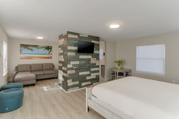 Island Studio Room (King + Queen Sofa)