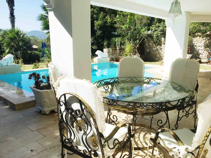 Beyaz Ev Akyaka Azmak�a bakan özel havuzlu villa Akyaka Belediyesi