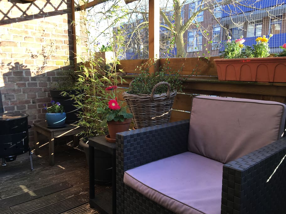 Ruim balkon/terras met ochtendzon