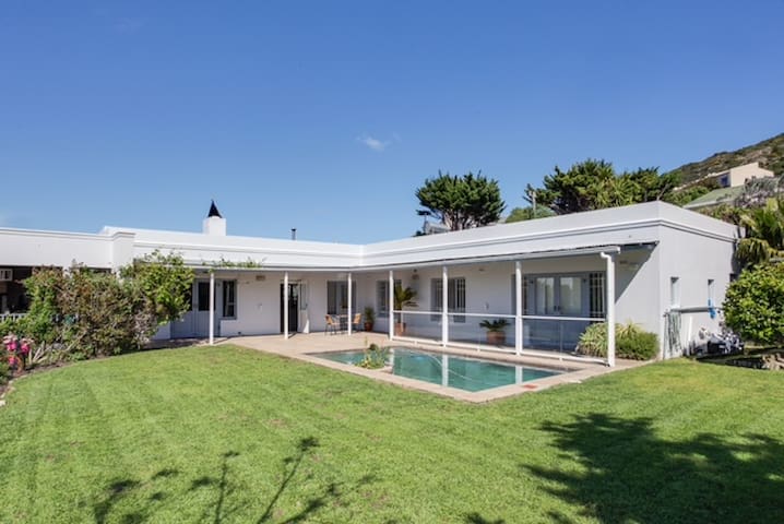 4 Bedroom Luxury Accommodation in Hout Bay gallery image 2