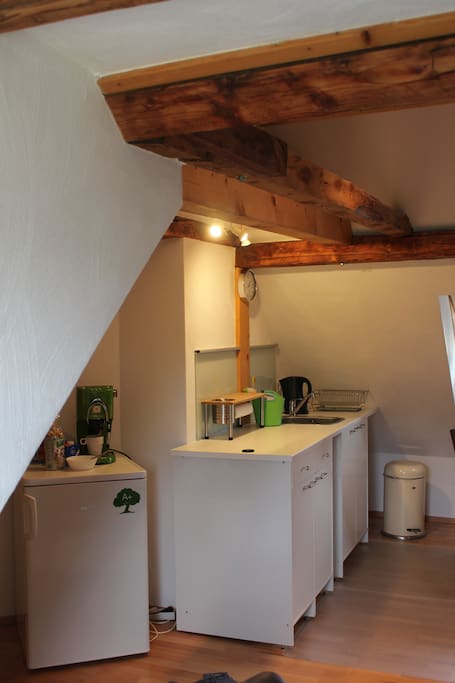 Die Küchenzeile inkl. Kühlschrank