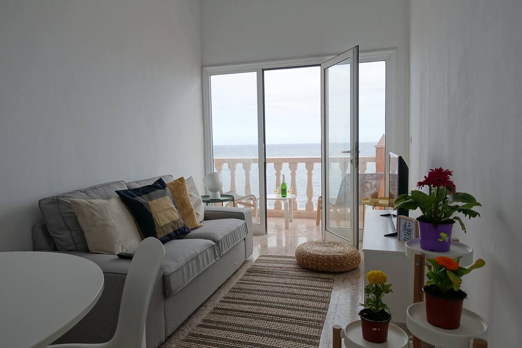 sala de estar con vistas espectaculares al mar