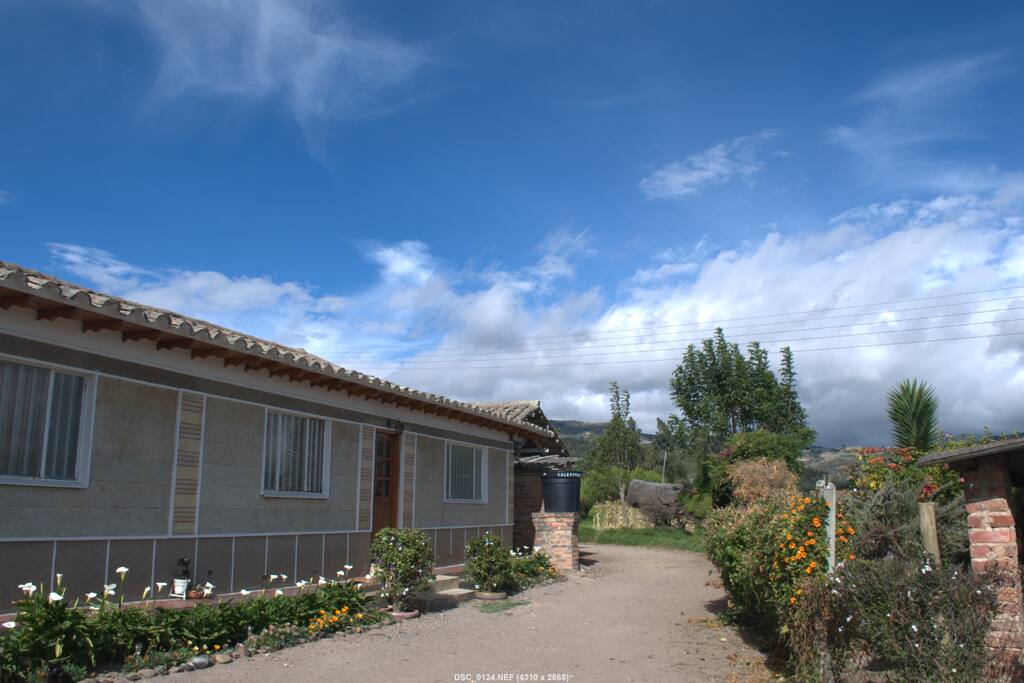 Frente de la casa en un día soleado