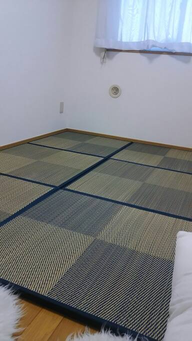 wifi,printer,closet, desk, water,humidifier,heater ,clean futon,free coffee,easy breakfast including