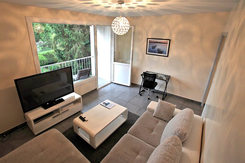 Le salon donnant sur le grand balcon - The living room opening on the big balcony