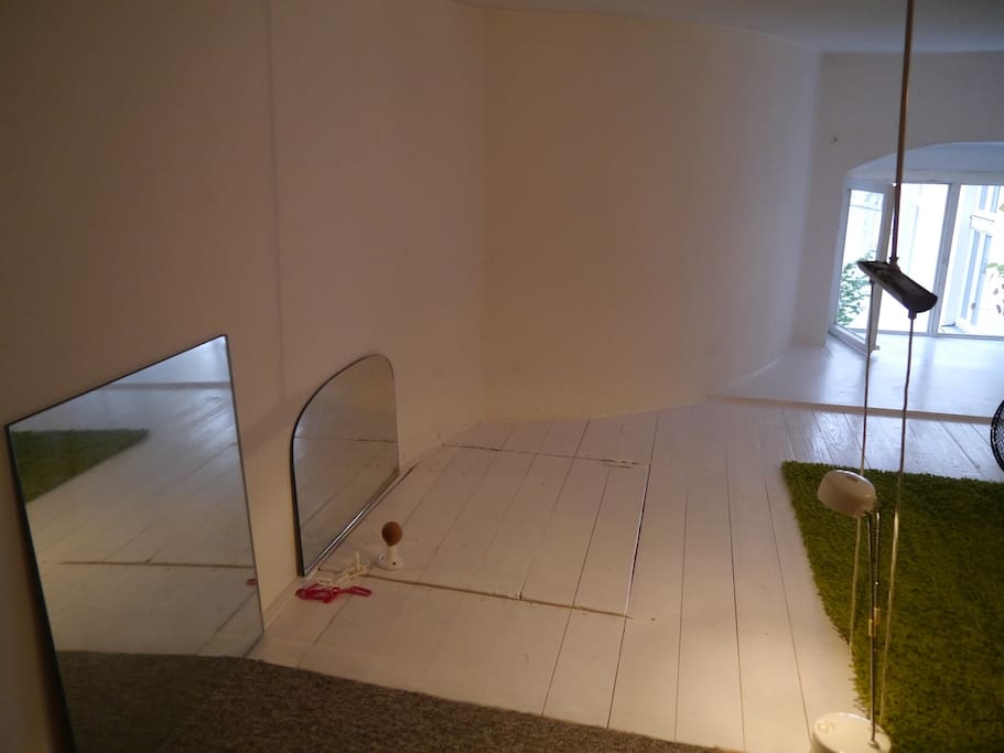 Blick auf die geschlossene Klappe zur Treppe hinunter in die Küche