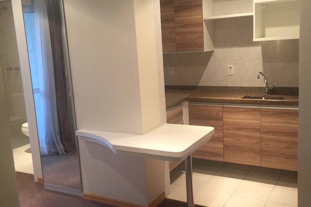 Cozinha para pratos de rápido preparo equipada com micro ondas