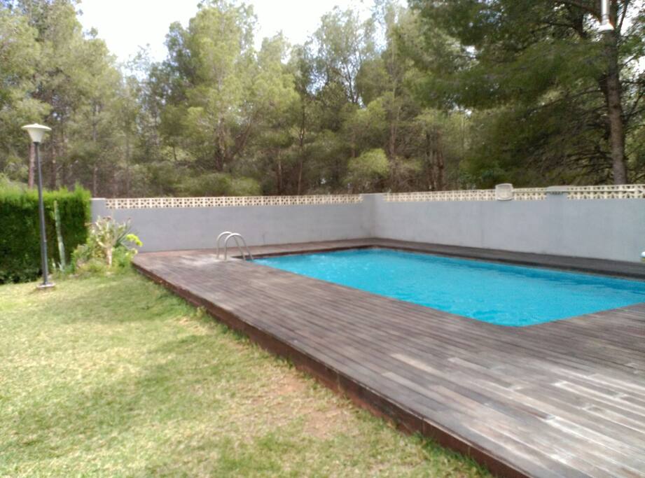 Rodeado de pinada en zona residencial