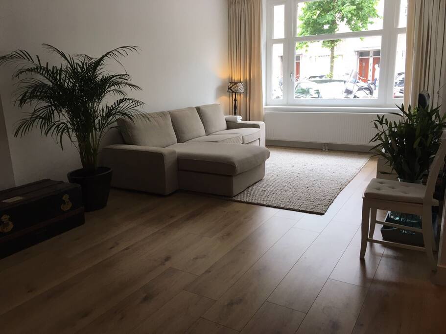 The living room. TV (+ WIFI) and very comfortable couch included :)