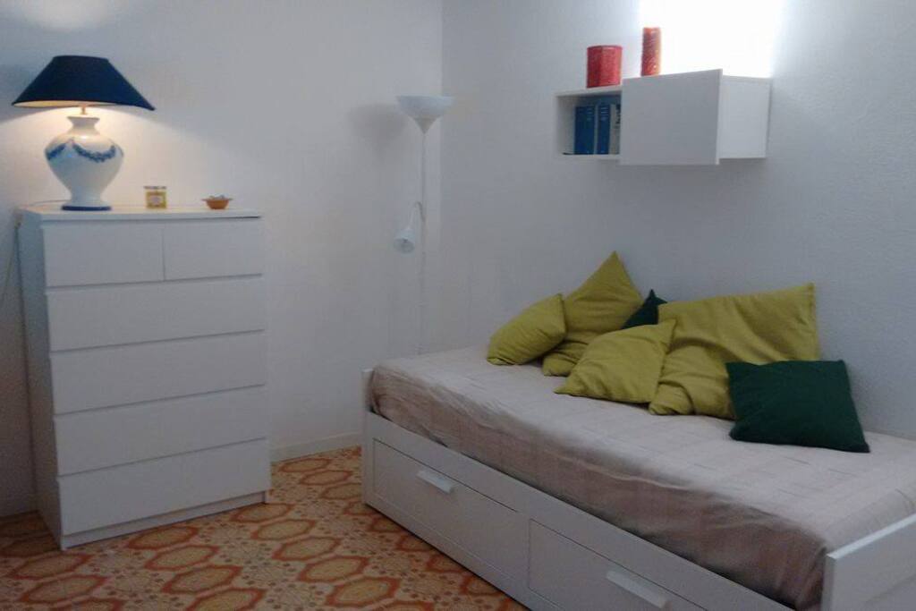 Zona giorno con divano letto due posti