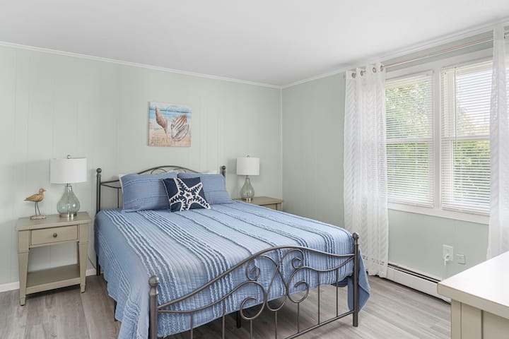Bedroom #4 (Queen Bed):  Upper Level