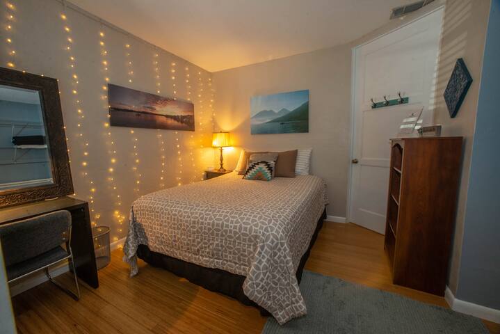 Cool, Cozy, Convenient Beach or Business Queen