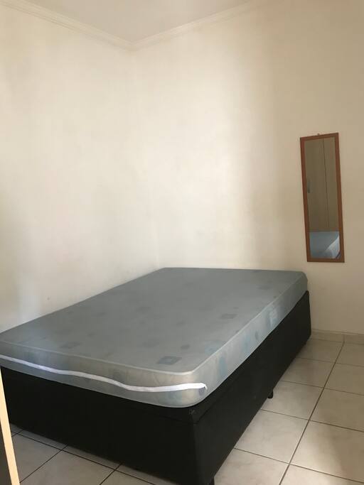 Quarto com cama de casal box, 2 travesseiros e guarda-roupa. Caso necessário, disponibilizo mais 1 colchão de solteiro e 1 travesseiro. Tomadas 110W.