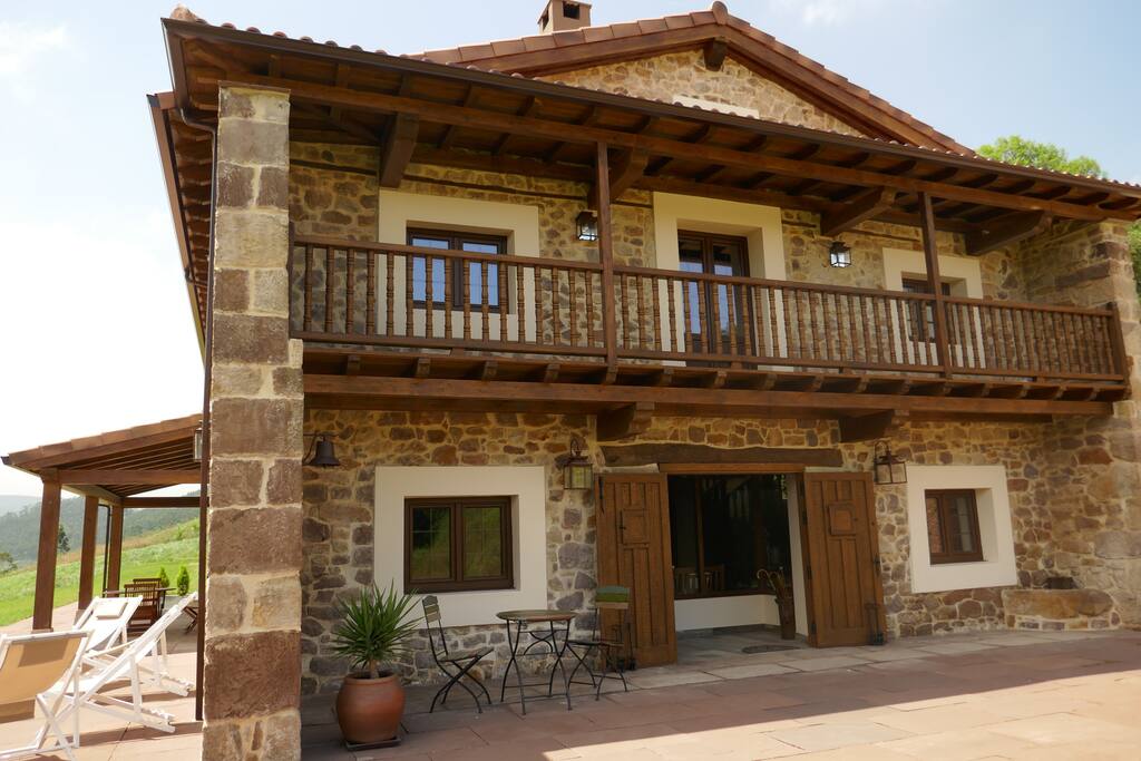 Fachada este