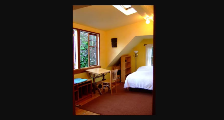 Ginsberg bedroom in Gourmet Ghetto