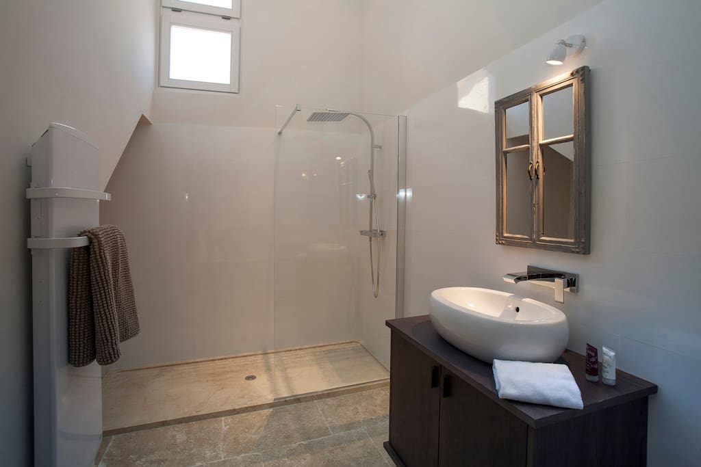 large receveur de douche pour cette salle de bains très lumineuse