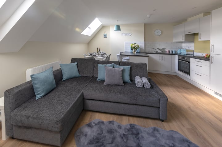 Modern 2 Bedroom Apartment- Town Centre - Sleeps 6 - Hereford