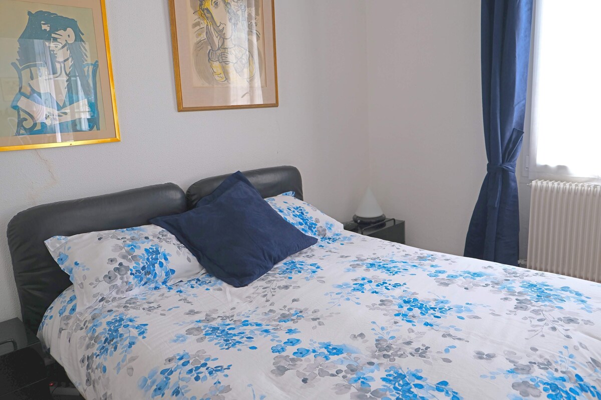 غرفة النوم الرئيسية بسرير 160 وحمام كبير منفصل.
غرفة النوم الرئيسية بسرير متوسط الحجم وحمام منفصل.