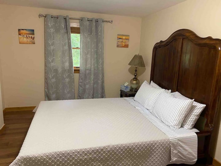 Na katu se nalazi 2. spavaća soba s bračnim krevetom (150 – 179 cm). Ako je potrebno, iz velikog ormara može se izvaditi još jedan prijenosni bračni krevet. Dostupna je dodatna posteljina.