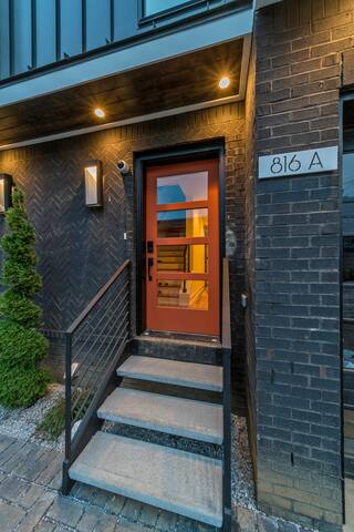ROOFTOP HOT-TUB WITH DOWNTOWN VIEWS #1 gallery image 5