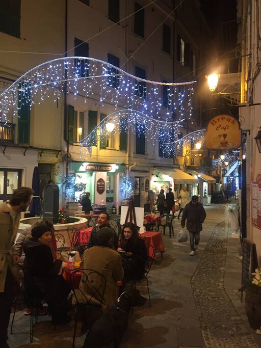 Caffe’ e bars , negozi sotto casa
Cafe, bars shops down the street