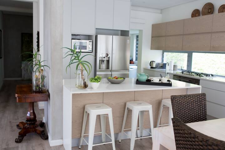 Modern Home, Sea Point, Perfect for holiday season gallery image 2