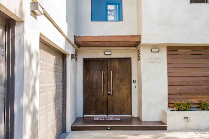 The HollyWoodland Family House gallery image 3