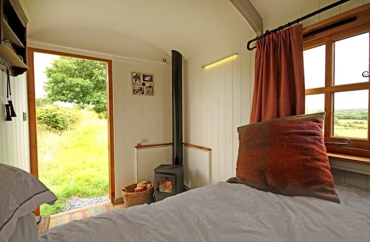 La chambre avec poêle à bois
