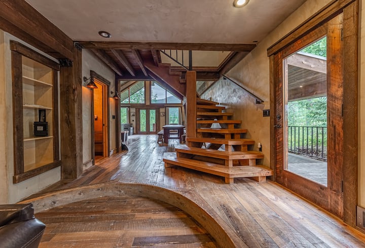 Airbnb preview for Mountain Lion Den at Snowcat Cabins